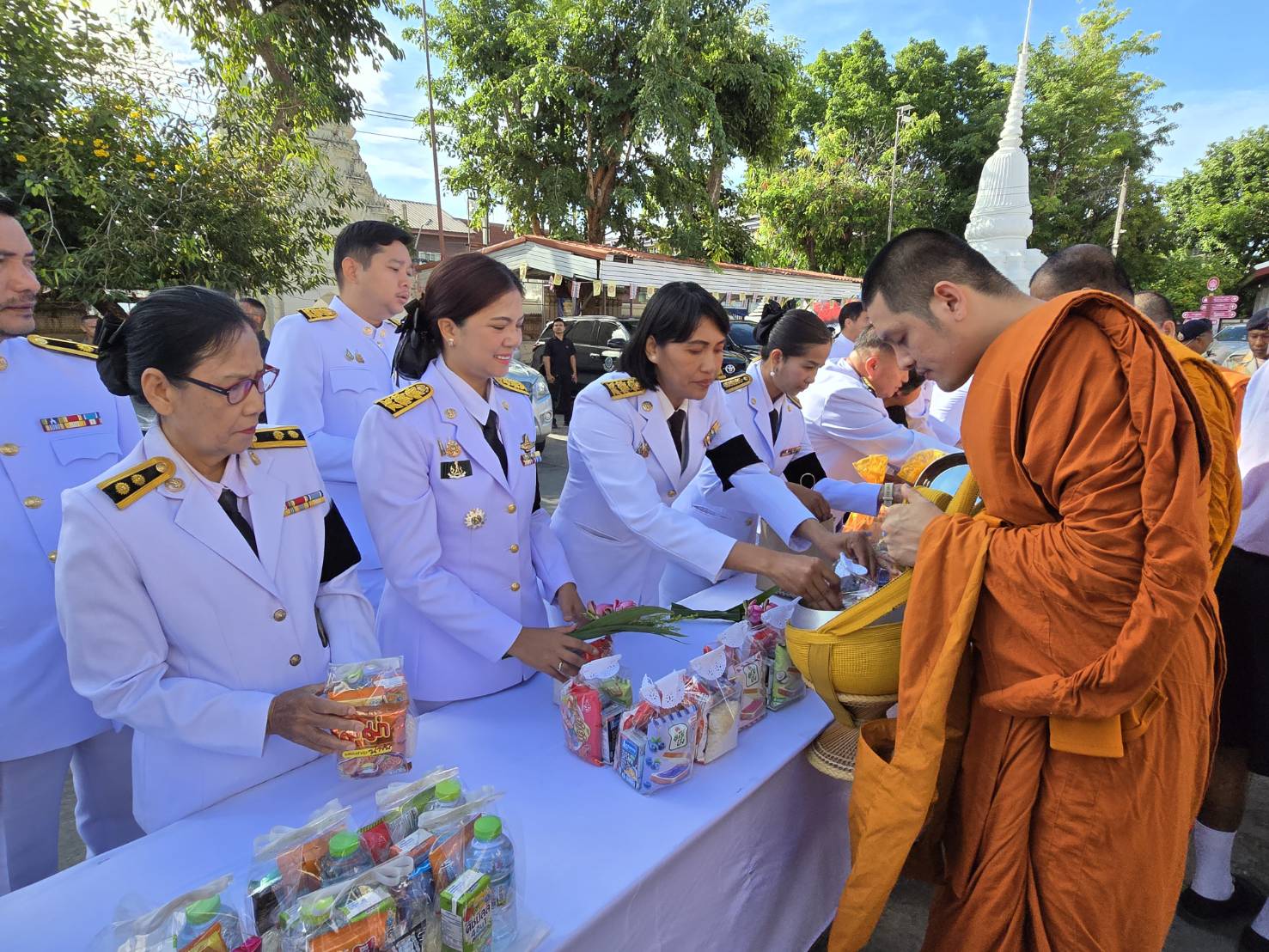 title - ปฏิรูปที่ดินจังหวัดเพชรบุรี พร้อมด้วยเจ้าหน้าที่ส.ป.ก.เพชรบุรี ร่วมพิธีบำเพ็ญกุศลสัตตมวาร (7 วัน) และทำบุญตักบาตร อุทิศถวายพระกุศลแด่ สมเด็จพระเจ้าลูกเธอ เจ้าฟ้าพัชรกิติยาภา นเรนทิราเทพยวดี กรมหลวงราชสาริณีสิริพัชร มหาวัชรราชธิดา